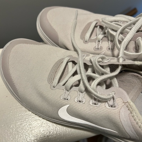 Ladies nike running shoes - Picture 3 of 4